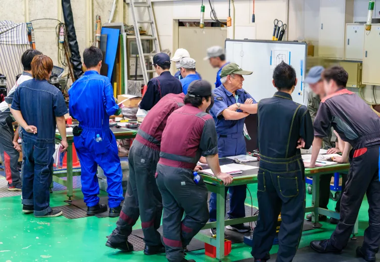車両を囲んで行う安全作業の実習